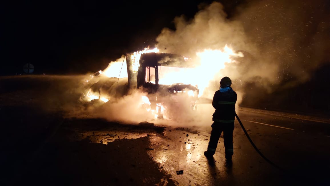 Bombeiros combatem incêndio em caminhão carregado de cimento e açúcar na  BR135