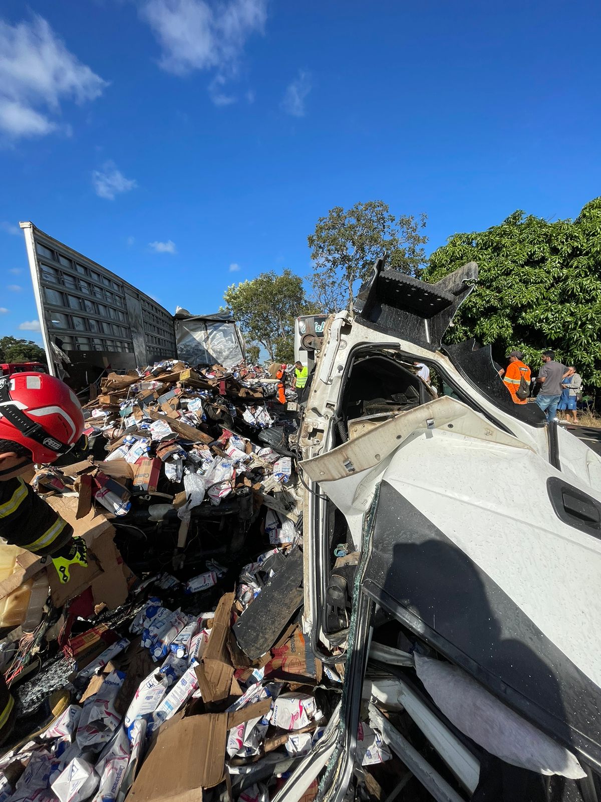 SAMU presta socorro às vítimas de grave acidente envolvendo ônibus e caminhão na BR-135