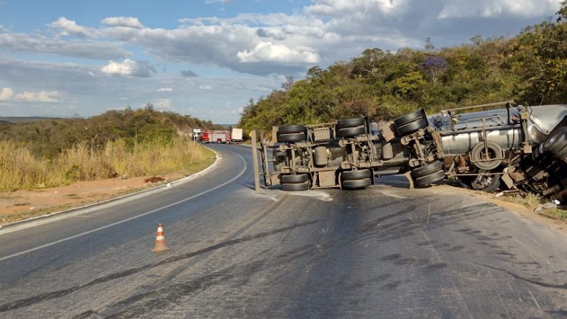 Francisco Sá: Capotamento de caminhão/carreta que transportava produto perigoso