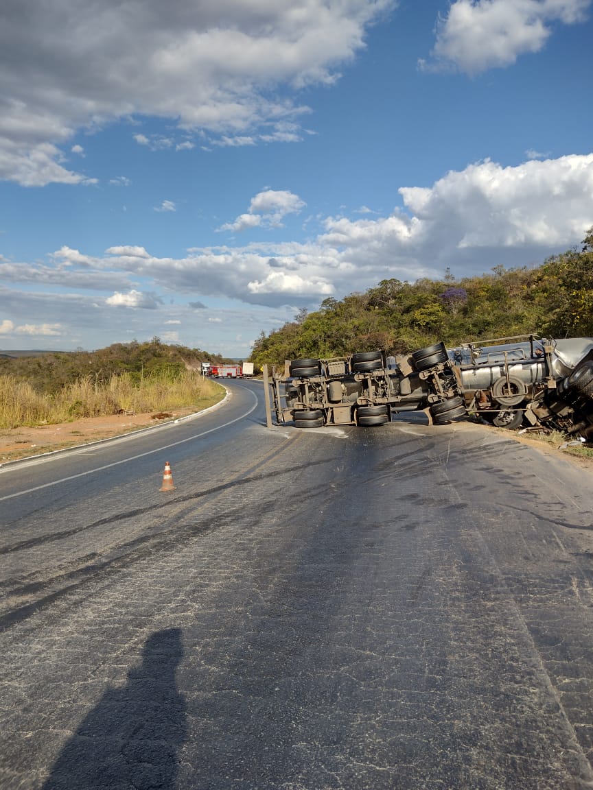 Francisco Sá: Capotamento de caminhão/carreta que transportava produto perigoso