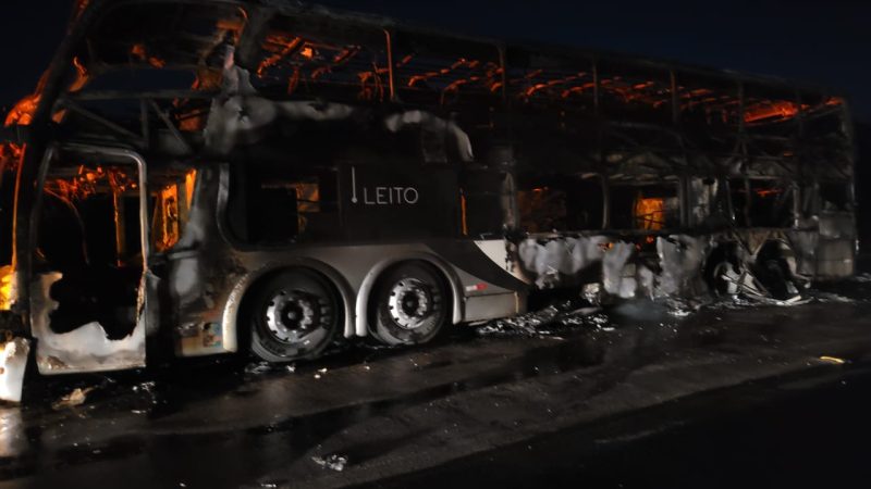 BR 251: Ônibus que viajava de Montes Claros para Porto Seguro pega fogo