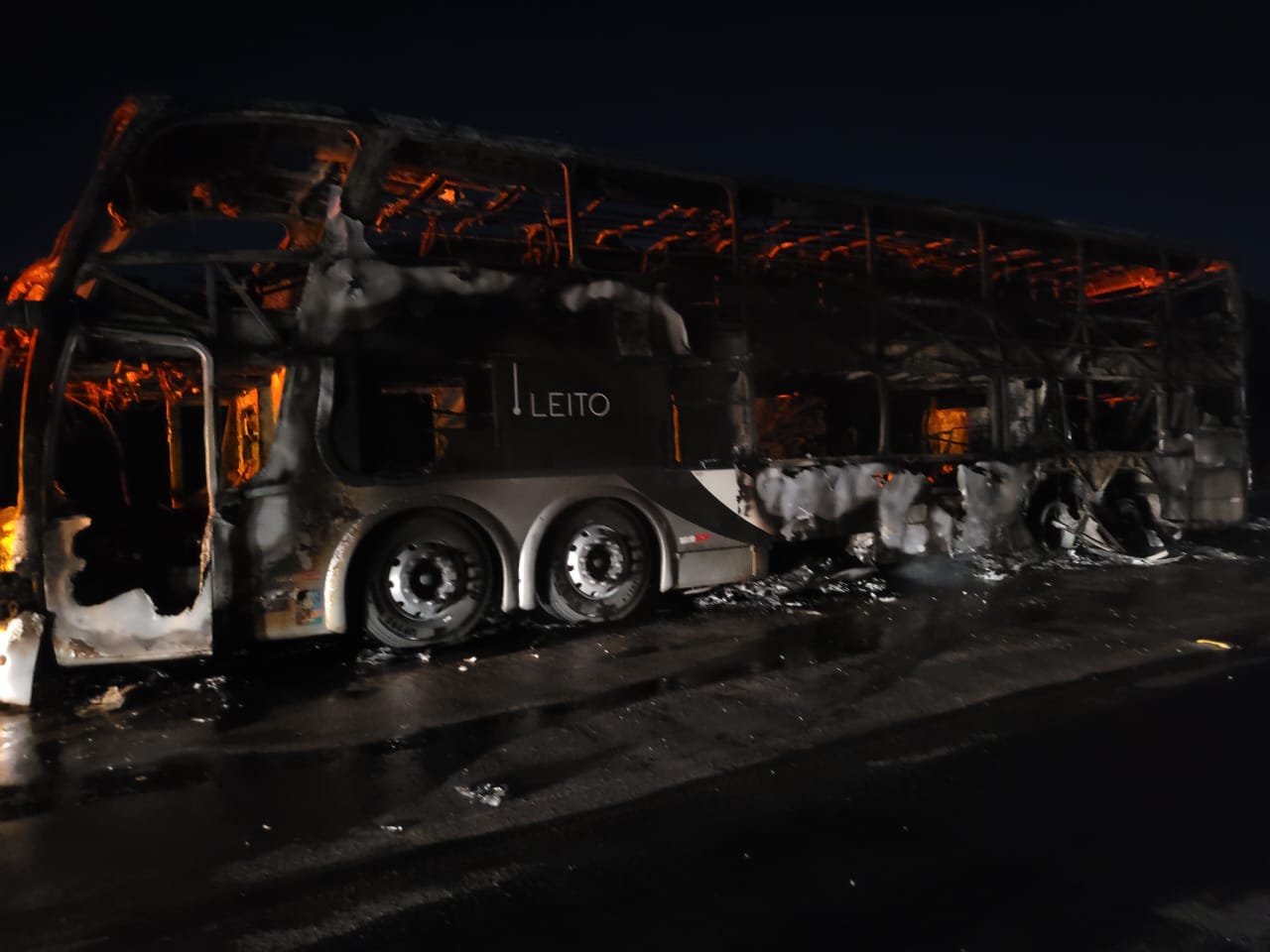 BR 251: Ônibus que viajava de Montes Claros para Porto Seguro pega fogo