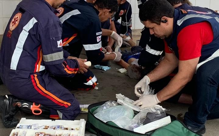 Criança cai de cavalo e é atendida por socorristas na base do SAMU