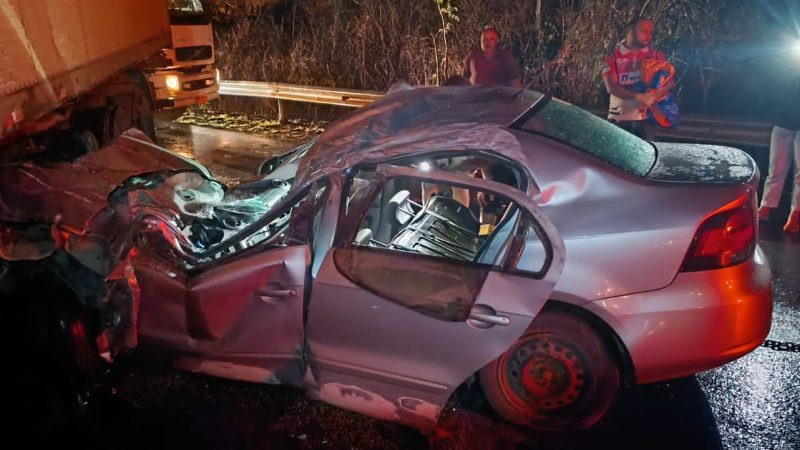 Francisco Sá: Acidente entre carro e carreta na BR 251