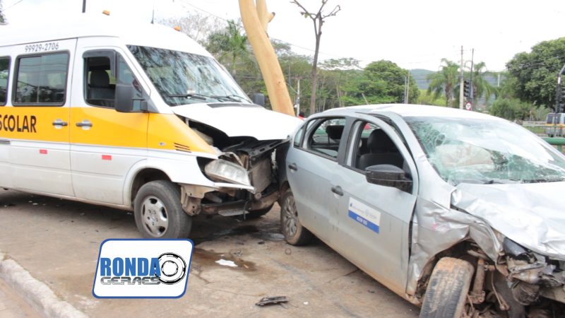 “Ronda Geraes”: Acidente entre van escolar e carro na Av Dr José Corrêa Machado