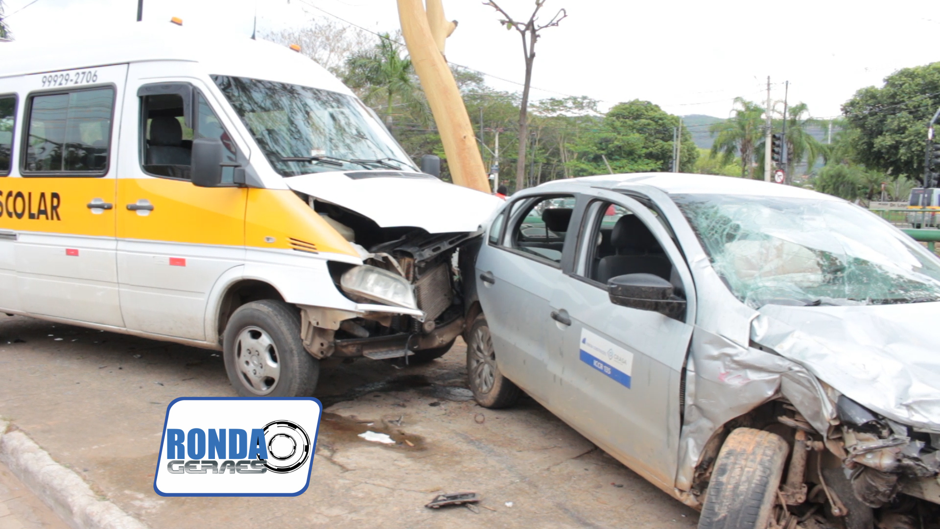 “Ronda Geraes”: Acidente entre van escolar e carro na Av Dr José Corrêa Machado