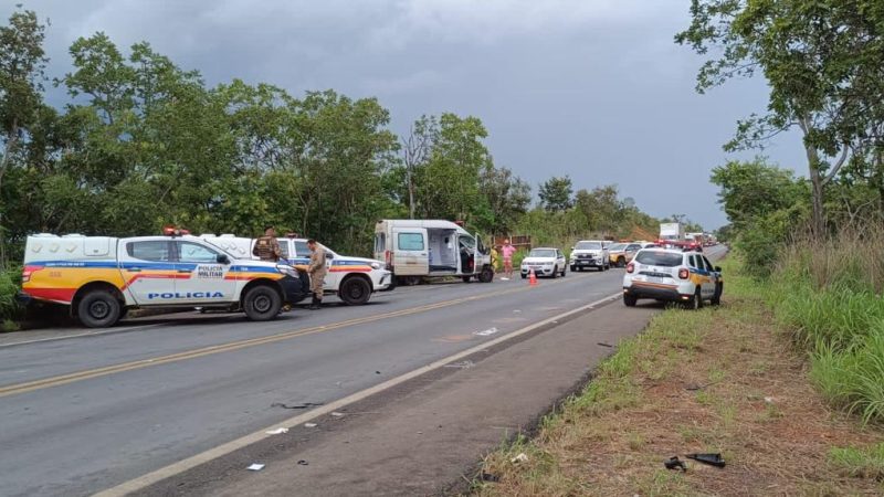 Socorristas do SAMU atendem vítimas de colisão entre veículos na BR-365
