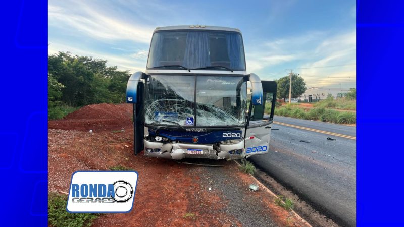 Colisão entre carro e ônibus de Turismo no Anel Rodoviário em Montes Claros 