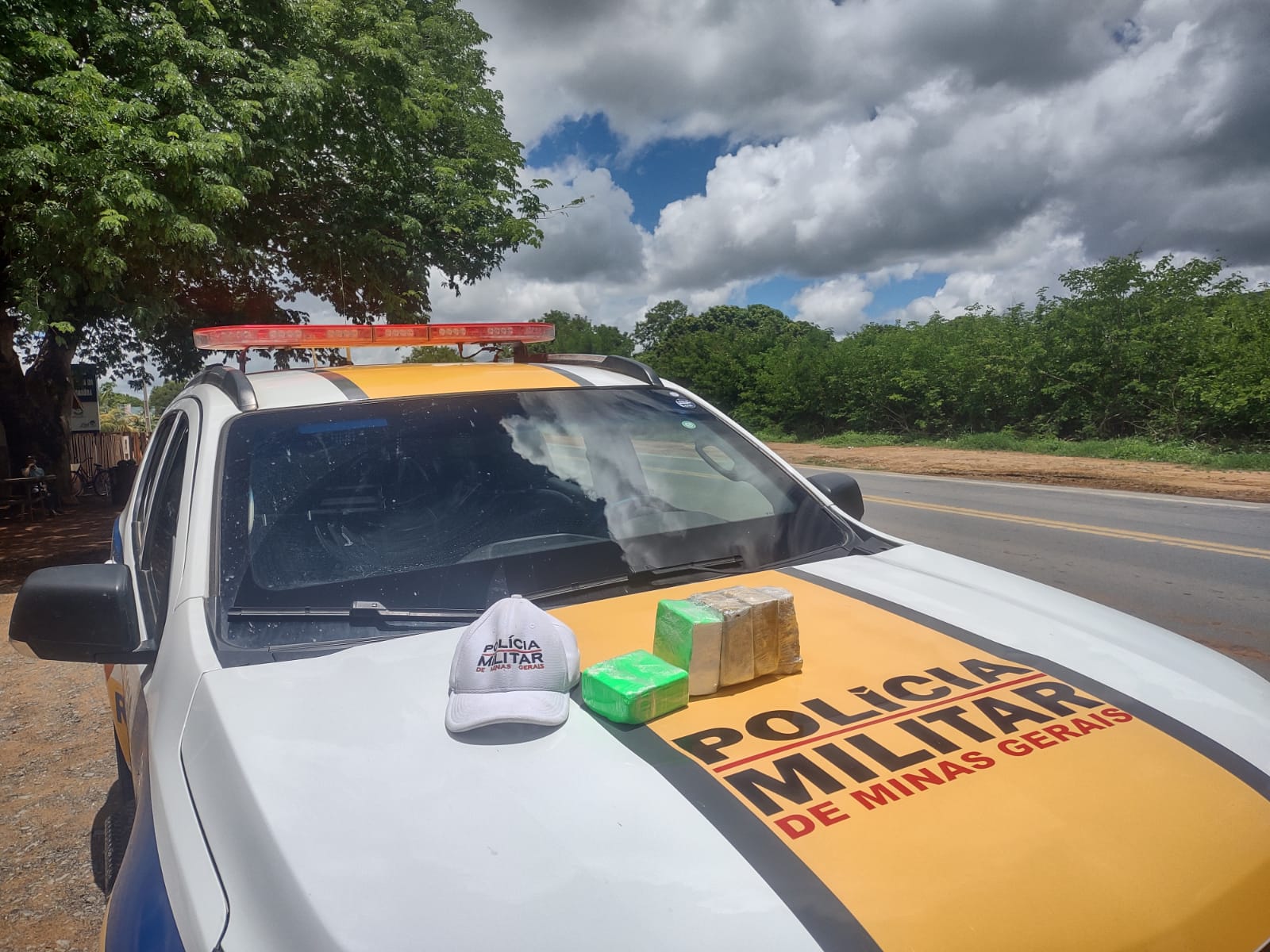 MGC 122 KM 151: Polícia Militar Rodoviária prende dois por tráfico de Drogas