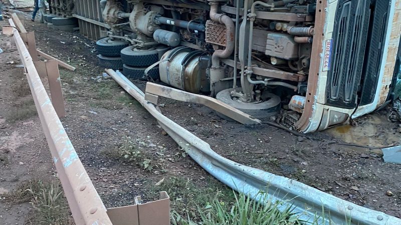 BR-251: Carreta carregada de boi tomba e motorista é socorrido pelo SAMU