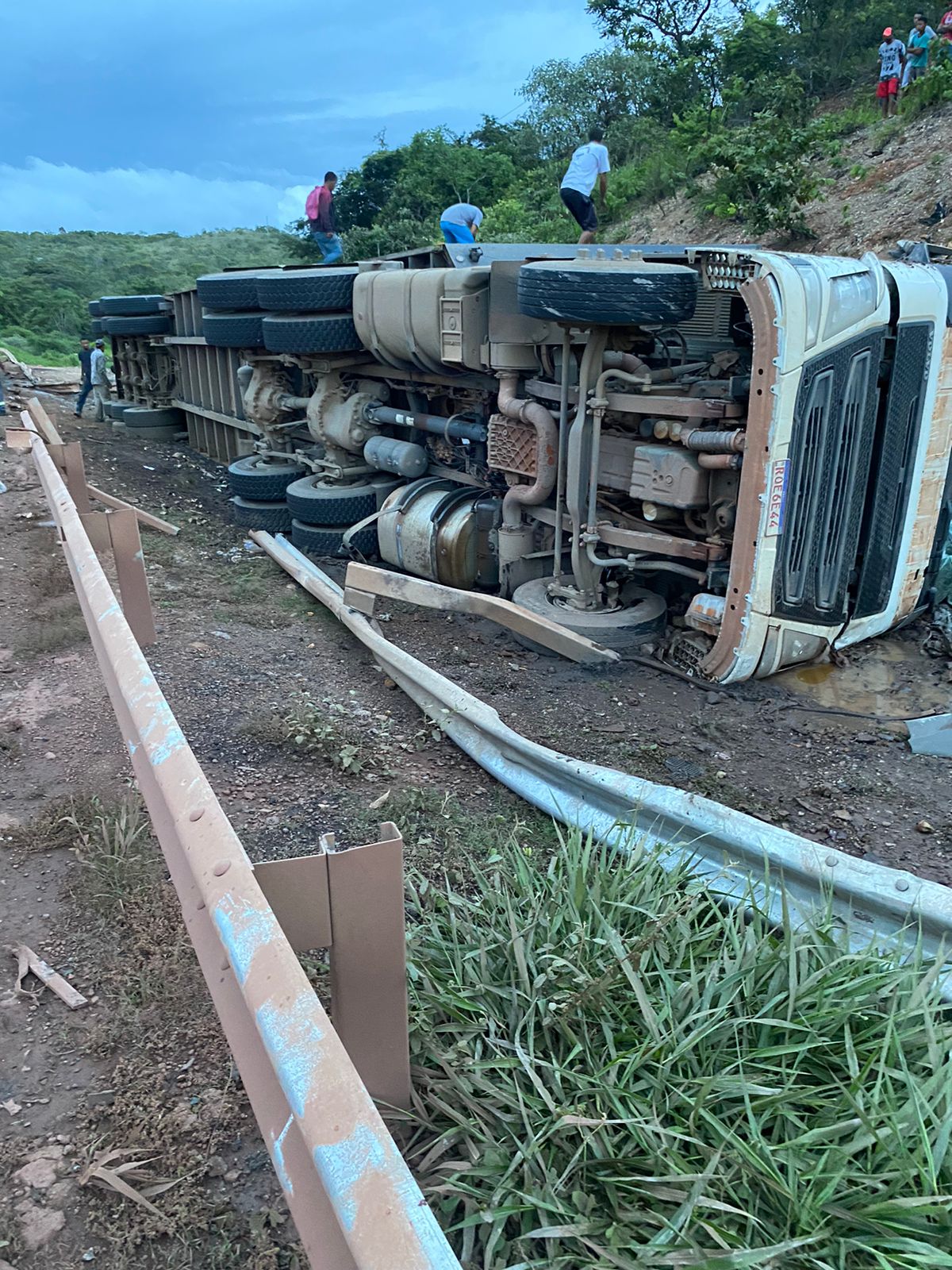 BR-251: Carreta carregada de boi tomba e motorista é socorrido pelo SAMU
