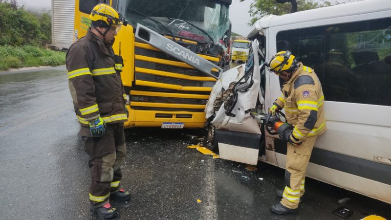 BR 251: Colisão entre van e carreta neste domingo (28/01)