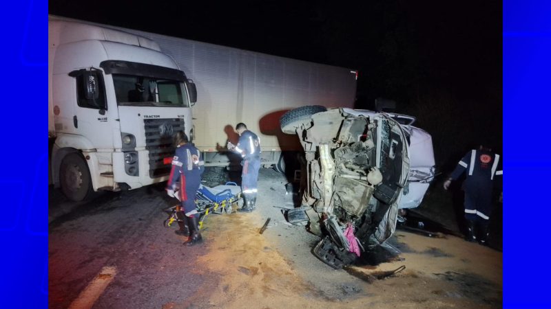 SAMU atende vítimas de acidente entre carreta e van na BR-251