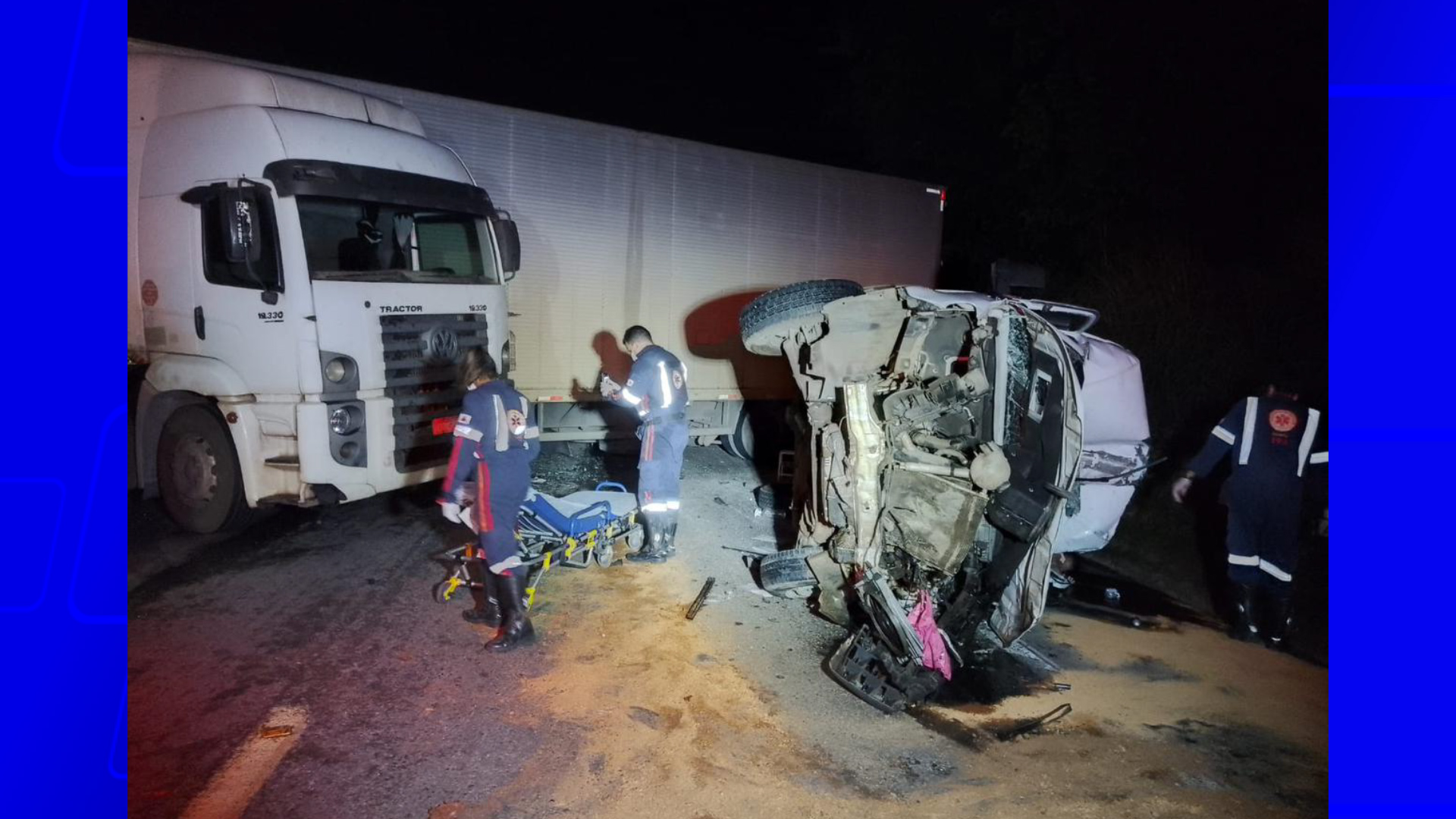 SAMU atende vítimas de acidente entre carreta e van na BR-251
