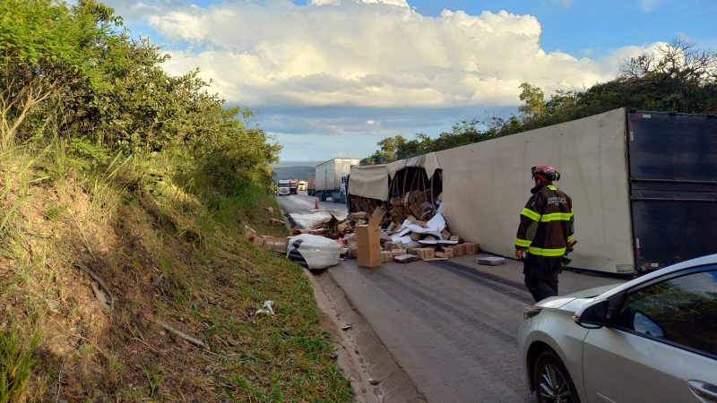 Carreta tomba na BR-251 e motorista é socorrido pelo SAMU
