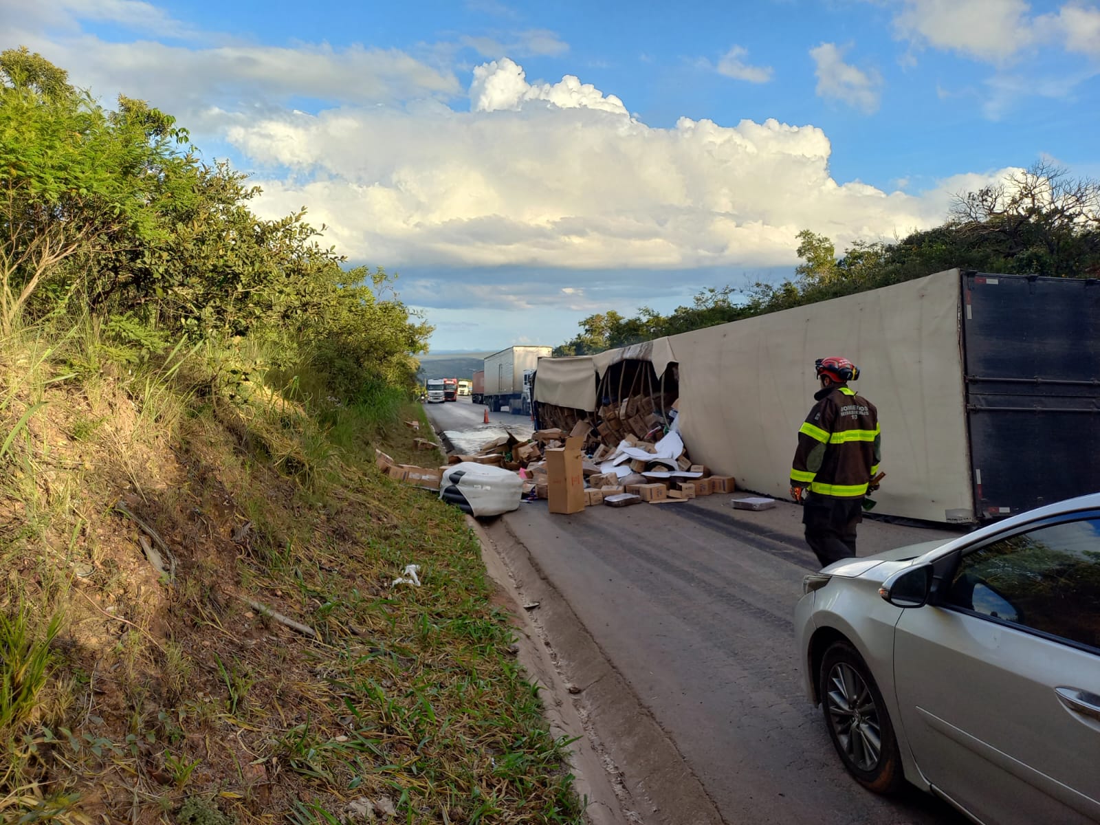 Carreta tomba na BR-251 e motorista é socorrido pelo SAMU