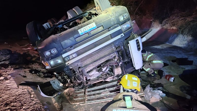 Tombamento de carreta na BR 251