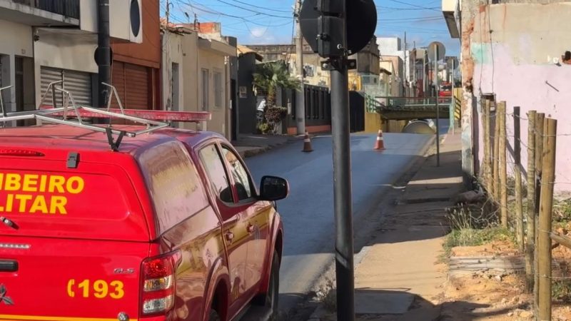 Caminhão-tanque bate em viaduto e colisão causa vazamento de gás