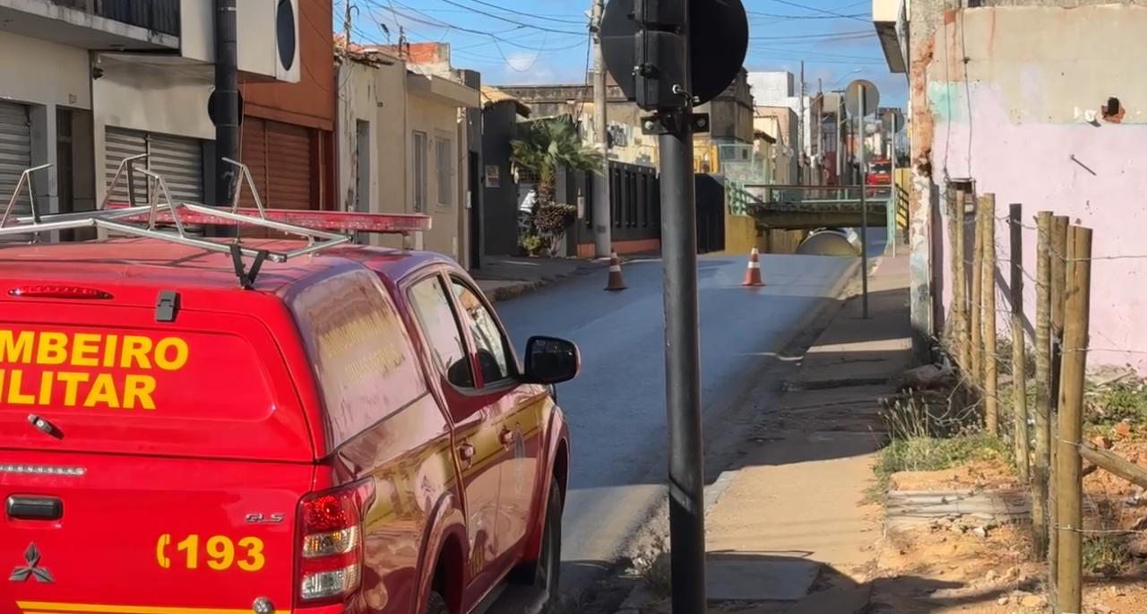 Caminhão-tanque bate em viaduto e colisão causa vazamento de gás