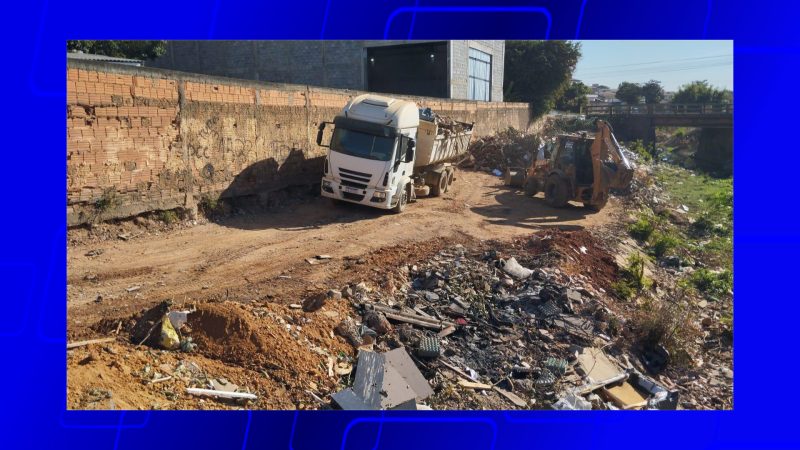 Prefeitura realiza coleta de descarte irregular às margens do Córrego do Cintra