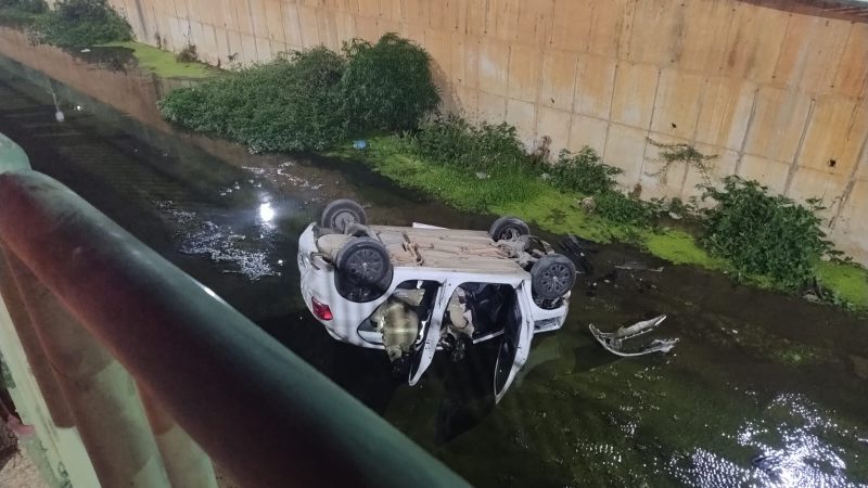 Bombeiros atendem ocorrência de capotamento na Av. Vicente Guimarães