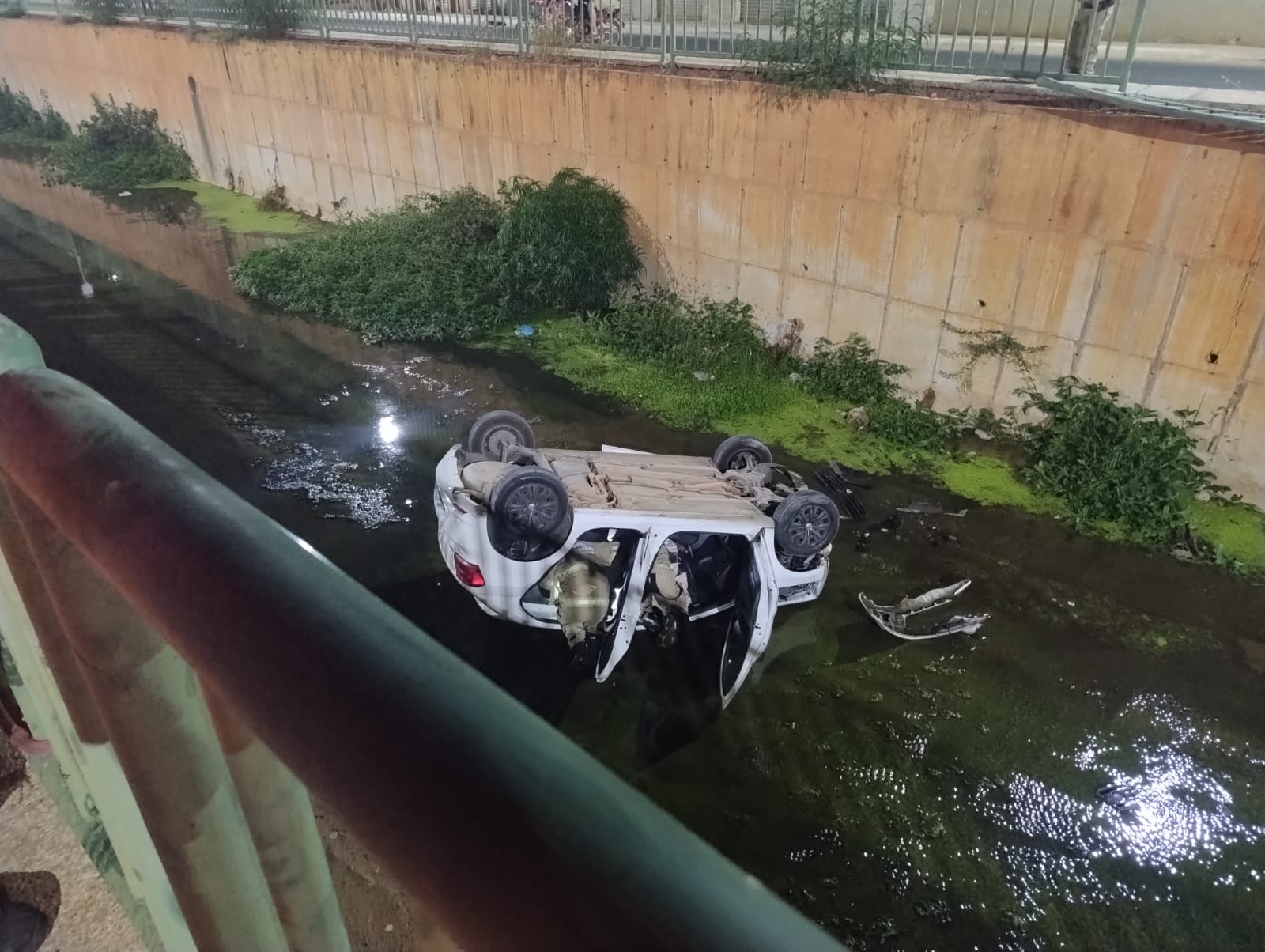 Bombeiros atendem ocorrência de capotamento na Av. Vicente Guimarães