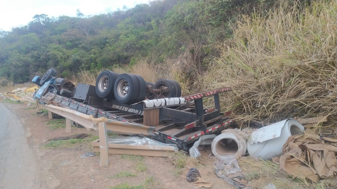 BR-251: Bombeiros atendem capotamento de caminhão