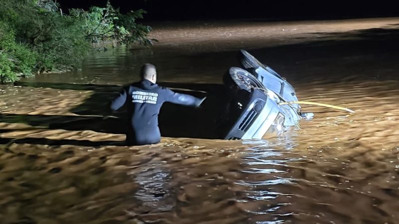Bombeiros de Montes Claros trabalham na busca por homem desaparecido em rio na zona rural de Glaucilândia