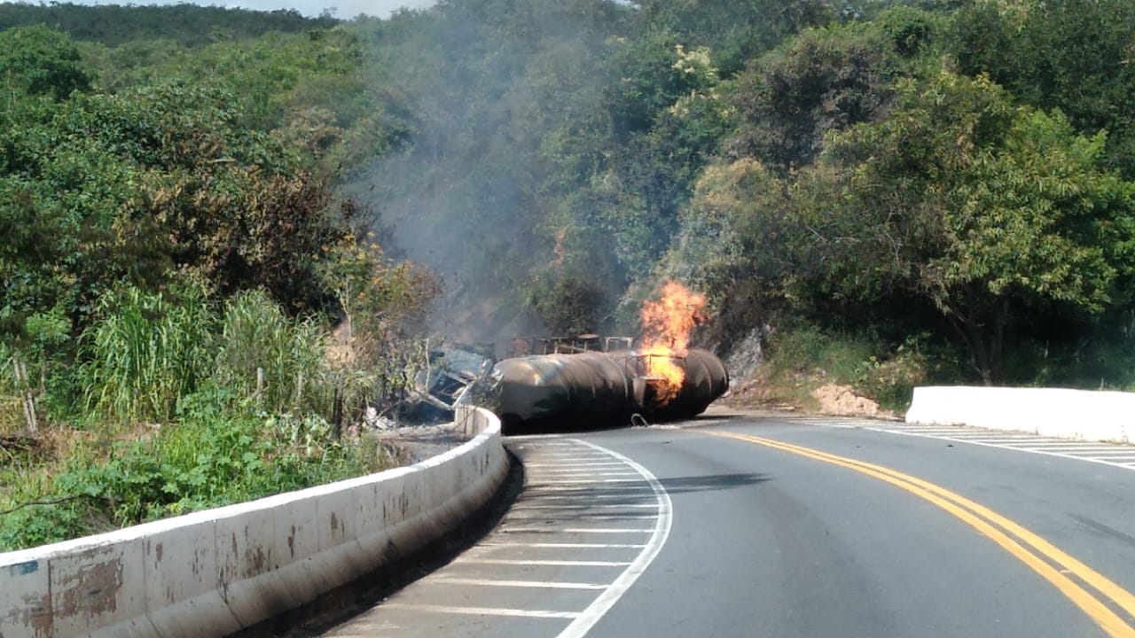 BR 251: Motorista de 24 anos morre em Incêndio em caminhão no KM 349