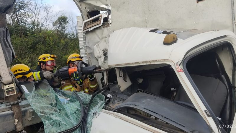 BR 251: Colisão entre caminhão e carreta na BR 251