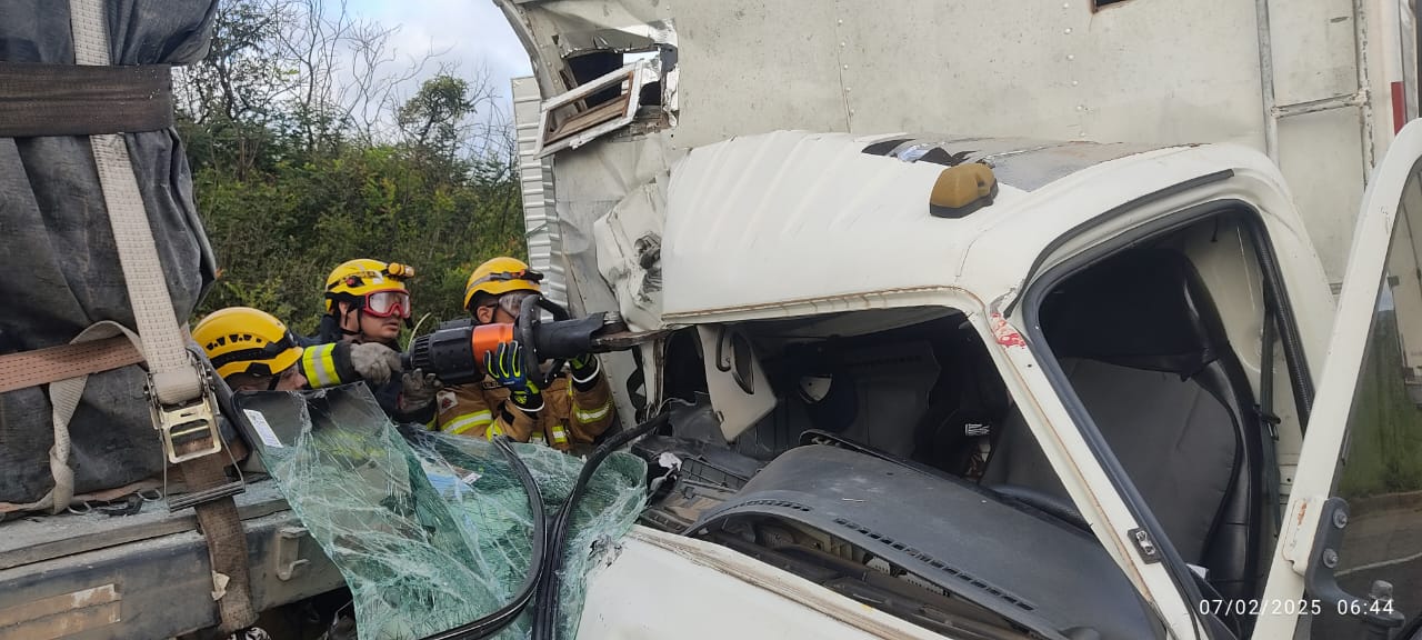 BR 251: Colisão entre caminhão e carreta na BR 251