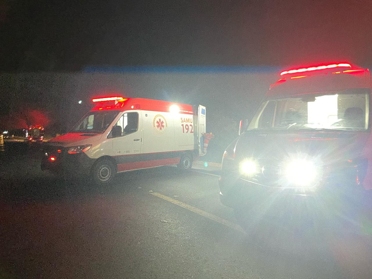 SAMU presta socorro após dois caminhões colidirem na BR-251