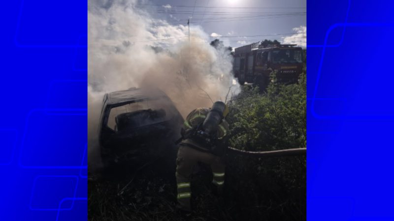 Bombeiros atendem ocorrência de incêndio em veículo