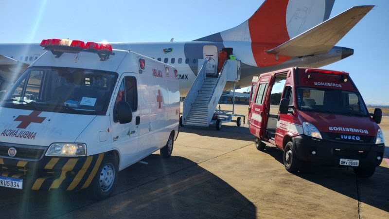 Socorristas do SAMU atendem bebê que se engasgou em avião