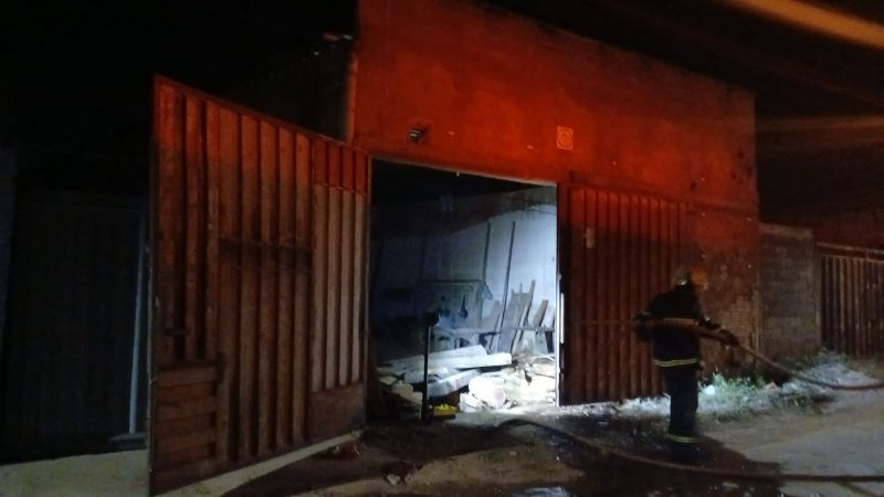 Bocaiuva: Bombeiros combatem incêndio em uma Serraria