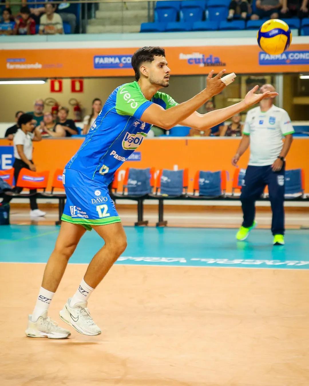 Campeão da Supercopa com o São José, João Victtor Cornelsen é o novo central do MOC Vôlei