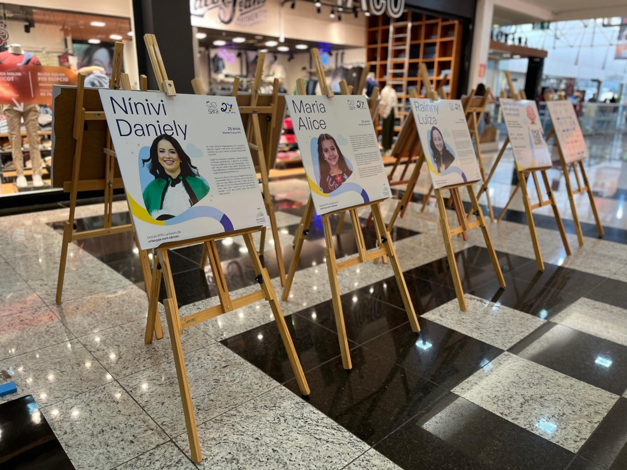 Exposição da Fundação Sara emociona visitantes do Montes Claros Shopping com histórias reais de superação