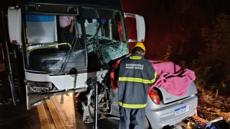 Colisão entre ônibus de romeiros e carro de passeio deixa cinco mortos