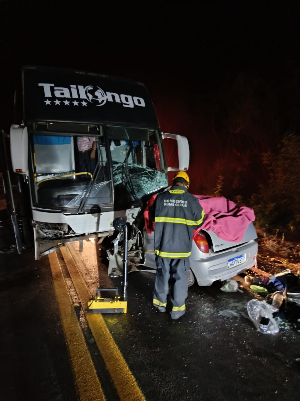 Colisão entre ônibus de romeiros e carro de passeio deixa cinco mortos