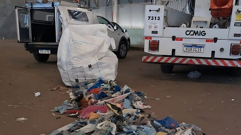 Cemig retira centenas de objetos presos à rede elétrica no Norte de Minas em preparação para o período chuvoso