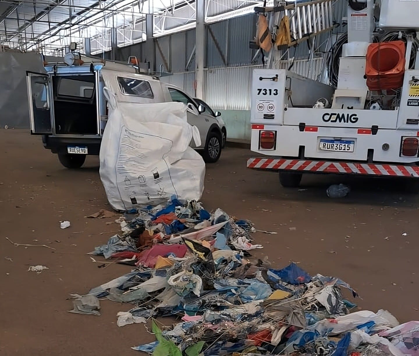 Cemig retira centenas de objetos presos à rede elétrica no Norte de Minas em preparação para o período chuvoso