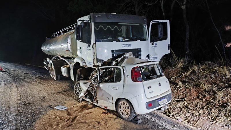 MGC-135: Cinco pessoas morrem em acidente grave entre carro e caminhão !